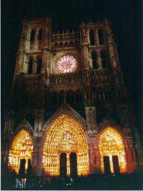 Cath&eacute;drale d'Amiens, &eacute;clair&eacute;e de lumi&egrave;res color&eacute;es